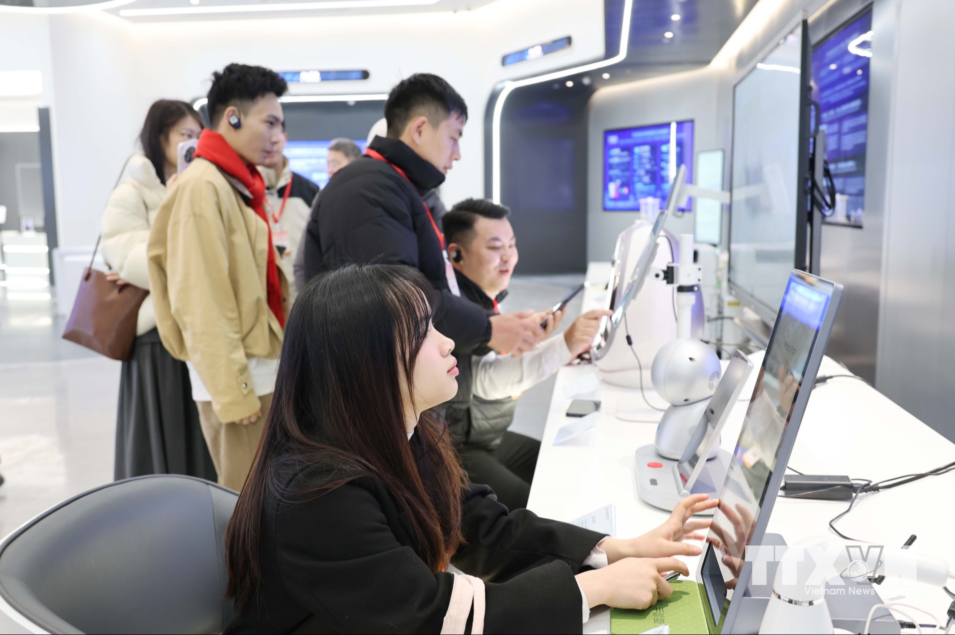 Thanh niên Việt Nam tìm hiểu về các kịch bản ứng dụng AI tại Trung tâm Hợp tác Ứng dụng AI Trung Quốc – ASEAN ở Quảng Tây. (Ảnh: Công Tuyên/TTXVN)